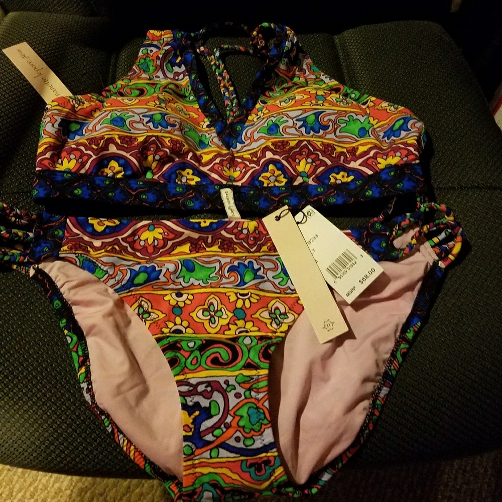 NANETTE LEPORE BEAUTIFUL COLORFUL SET